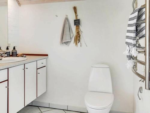 Four-bedroom Holiday Home In Bl�vand 52