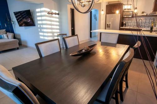 Downtown, Clean & Equiped 1-floor 3-bedroom House