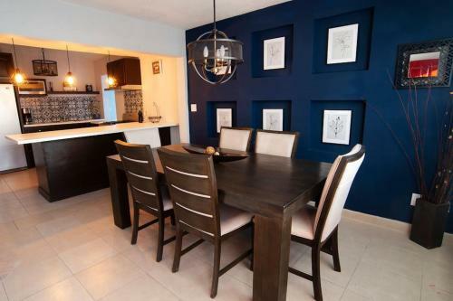Downtown, Clean & Equiped 1-floor 3-bedroom House
