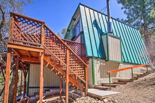 Big Bear Lake Cabin With Deck About 5 Mi To Skiing!