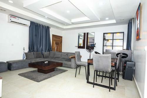 Pistbooking- Astonishing 3 Bedroom Apartment