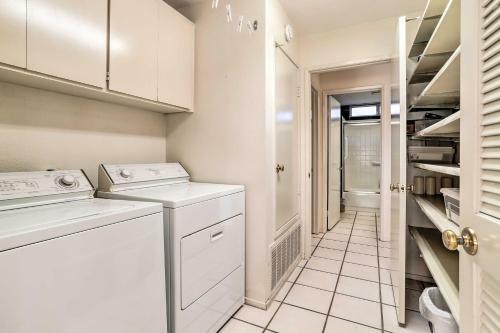 Palm Desert Townhome With Country Club Access!