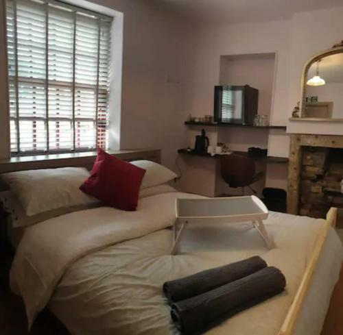 Canal Side Cottage Sleeps Up To 12 Guests