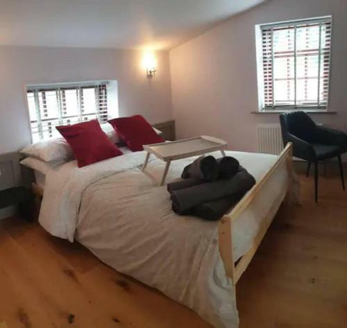 Canal Side Cottage Sleeps Up To 12 Guests