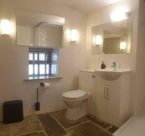 Canal Side Cottage Sleeps Up To 12 Guests