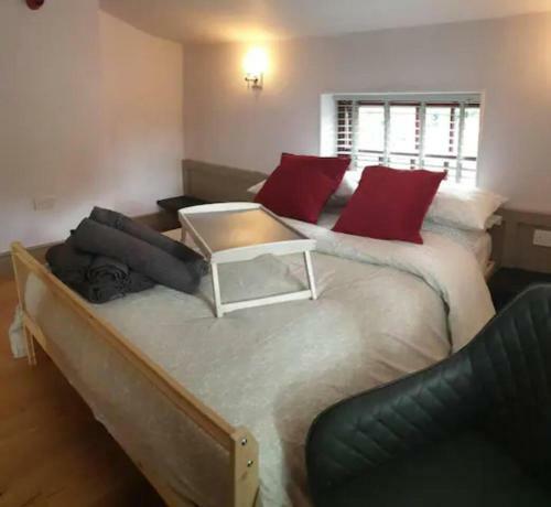 Canal Side Cottage Sleeps Up To 12 Guests