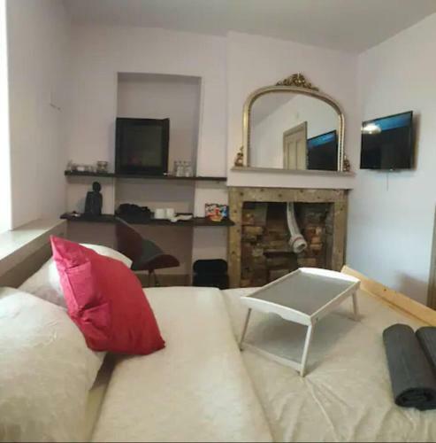 Canal Side Cottage Sleeps Up To 12 Guests