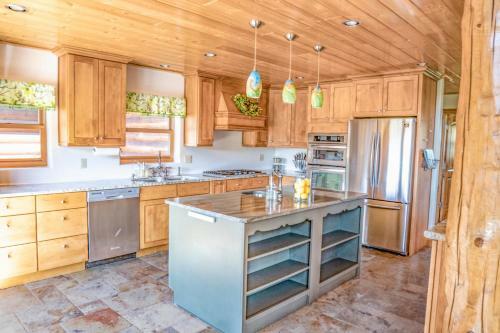 Spacious Luxury Log Home - 25 Min To Skiing, Boating And Trails!