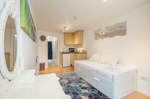Apartamento Lovely Flat - Excellent Location & Free Parking!
