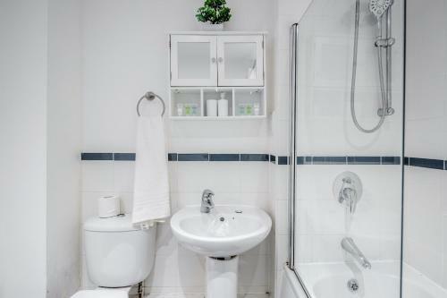 Bright And Cozy 2-bed Apartment In Dagenham