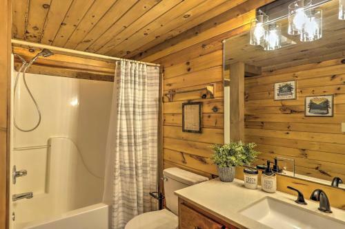Chic Cherry Goose Lodge With Hot Tub And Deck!
