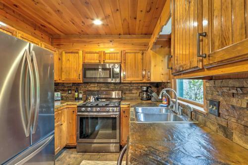 Chic Cherry Goose Lodge With Hot Tub And Deck!