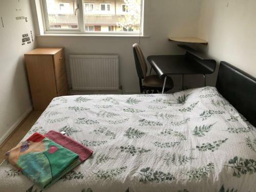 Town House Near Piccadilly Train Station
