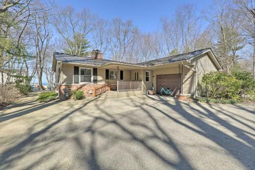 Endearing Cottage With Fire Pit And Private Beach