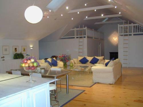 Modern Barn Loft In North Fork Vineyards In Backyard Farm