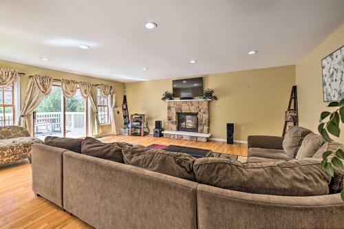 Waterfront Poconos Getaway Game Room And Deck!