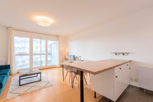 La Madeleine - Nice Spacious Apartment With Parking And Balcony!