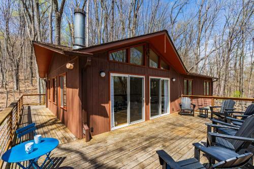 Cabin W Huge Deck Community Pool Hot Tub Wifi