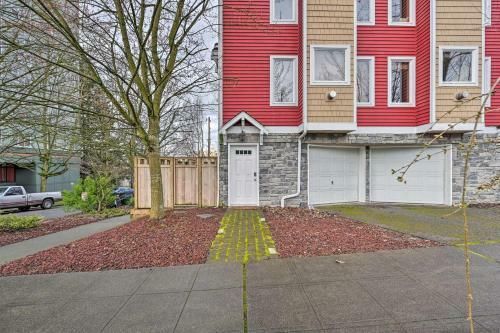 Stylish Townhome About 6 Mi To Downtown Seattle!