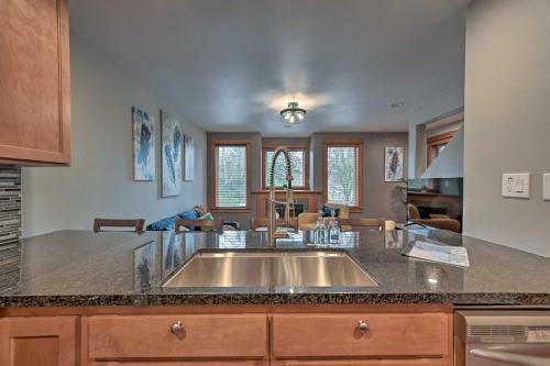 Stylish Townhome About 6 Mi To Downtown Seattle!