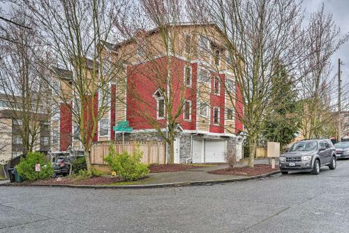 Stylish Townhome About 6 Mi To Downtown Seattle!