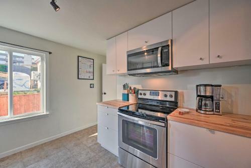 Contemporary Seattle Home Less Than 2 Mi To Beach!