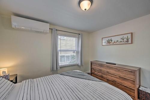Contemporary Seattle Home Less Than 2 Mi To Beach!