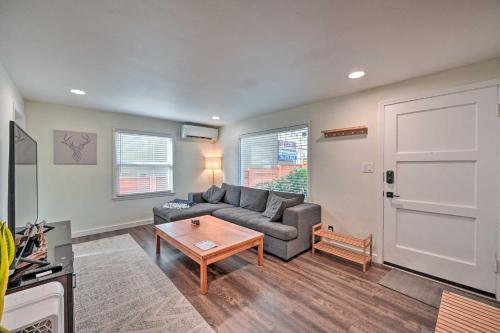 Contemporary Seattle Home Less Than 2 Mi To Beach!