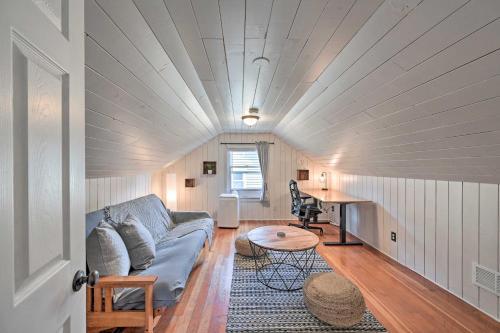 Contemporary Seattle Home Less Than 2 Mi To Beach!