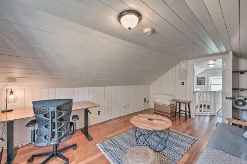 Contemporary Seattle Home Less Than 2 Mi To Beach!