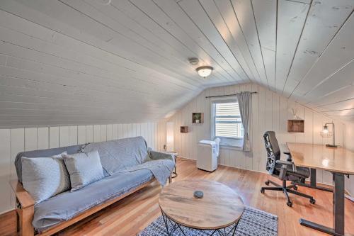 Contemporary Seattle Home Less Than 2 Mi To Beach!