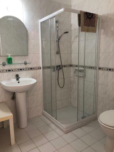 Spacious 2 Bed Groundfloor Apartment In Limnaria Gardens