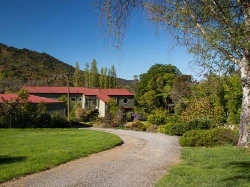 Tasman Hideaway - Marahau Holiday Home