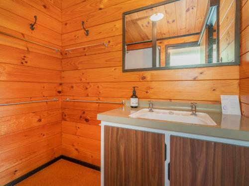 Beach Lovers Bach - Hahei Holiday Home