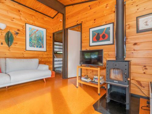Beach Lovers Bach - Hahei Holiday Home