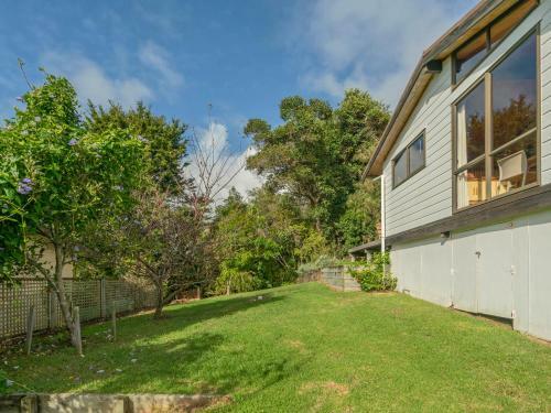 Beach Lovers Bach - Hahei Holiday Home