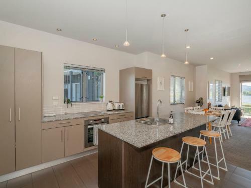Sunset Retreat - Matarangi Holiday Home
