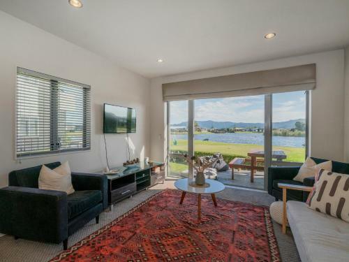 Sunset Retreat - Matarangi Holiday Home