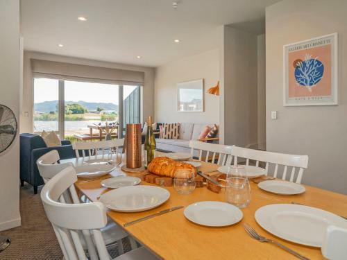 Sunset Retreat - Matarangi Holiday Home