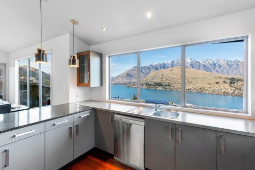 Paradise Peaks - Queenstown Holiday Home