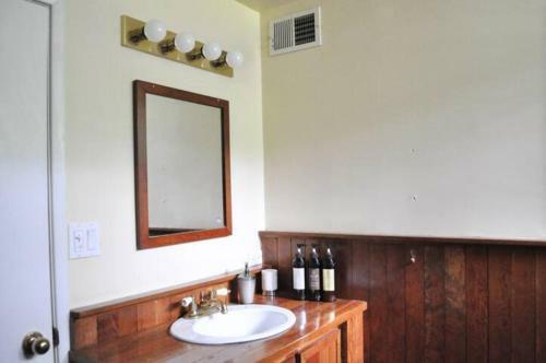 Cozy 1 Bd Suite Centrally Located North Vancouver