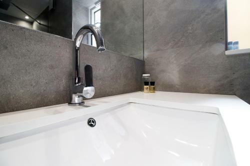 New 2022 Spacious 2 Bed Apartment - Private Courtyard - Underfloor Heating
