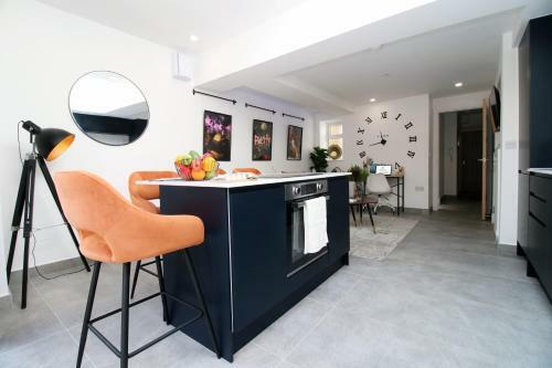 New 2022 Spacious 2 Bed Apartment - Private Courtyard - Underfloor Heating