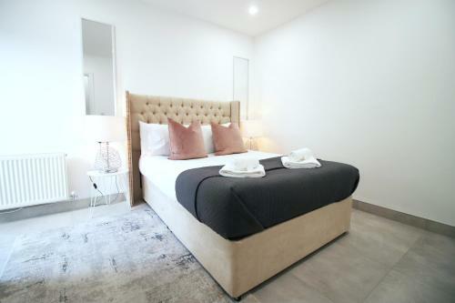New 2022 Spacious 2 Bed Apartment - Private Courtyard - Underfloor Heating