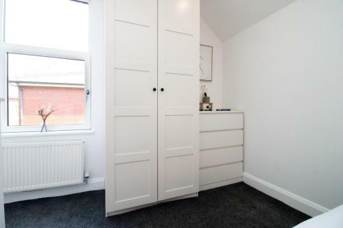 New 2022 Spacious 2 Bed Apartment - Private Courtyard - Underfloor Heating