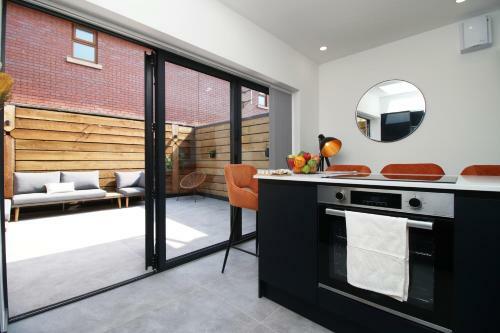 New 2022 Spacious 2 Bed Apartment - Private Courtyard - Underfloor Heating