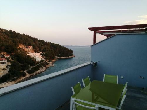 Sea View 1-bedroom Apartment Long Island