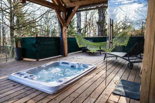 Charmante Cabane Dans Les Arbres Avec Jacuzzi Et Sauna
