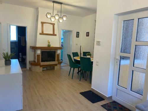 Villa Cheerful 3 Bedroom House With Yard