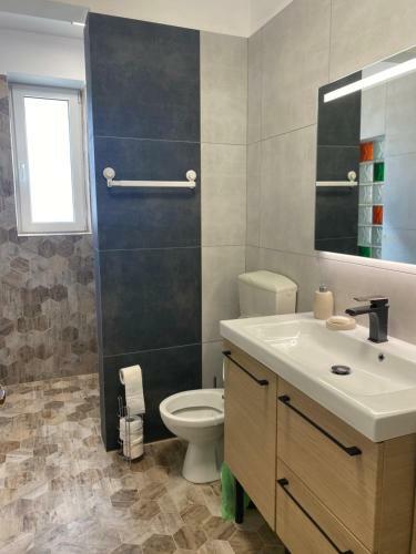 Villa Cheerful 3 Bedroom House With Yard